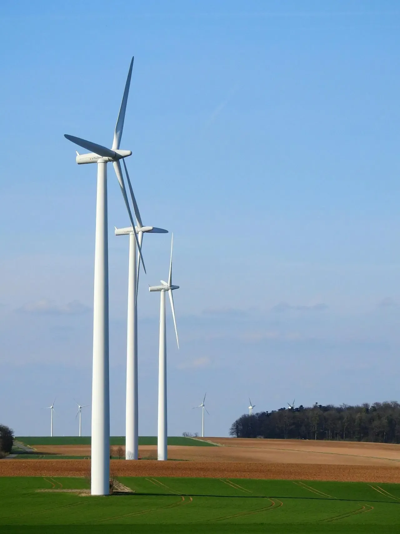 Molino de viento produciendo energía renovable 